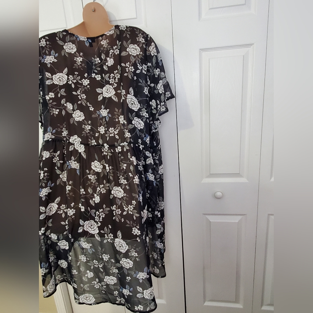 Torrid Semi-Sheer Floral Hi-Lo Tunic - Picture 9 of 13